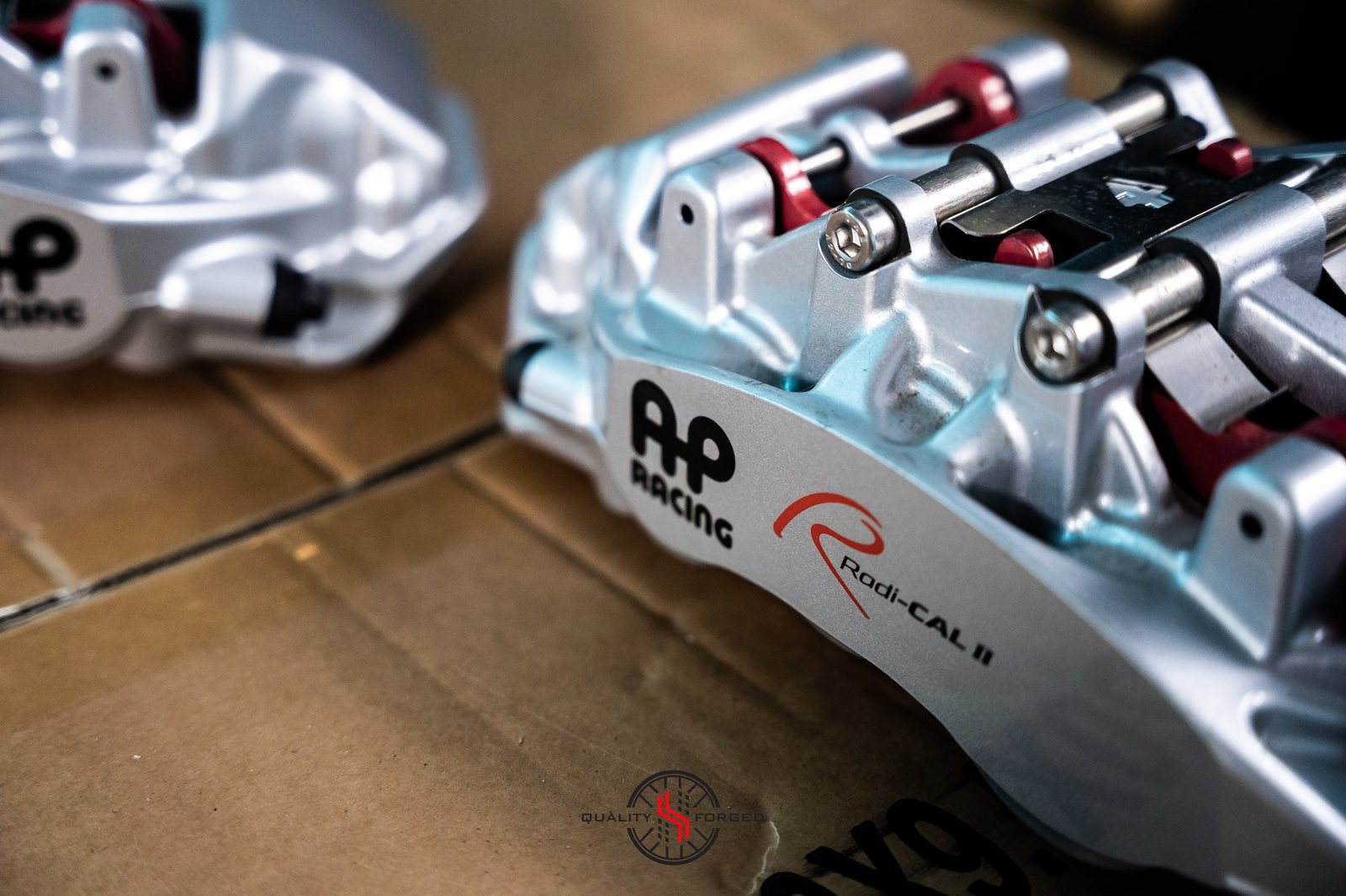 AP Racing Radi-CAL là gì? Công nghệ caliper bất đối xứng ra đời từ đường đua