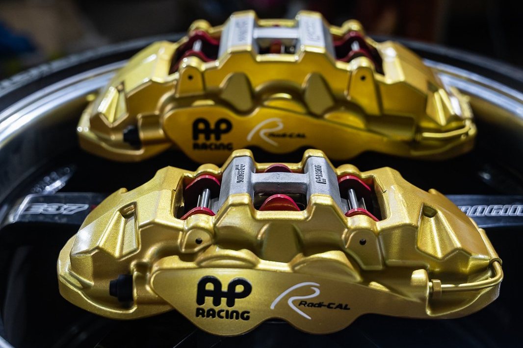 Lắp kit phanh AP Racing: kiểm tra mâm, độ hở chấu và chọn dầu phanh