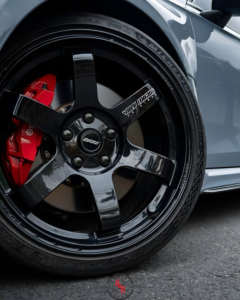 Mâm forged đen và heo thắng đỏ trên Civic Type R