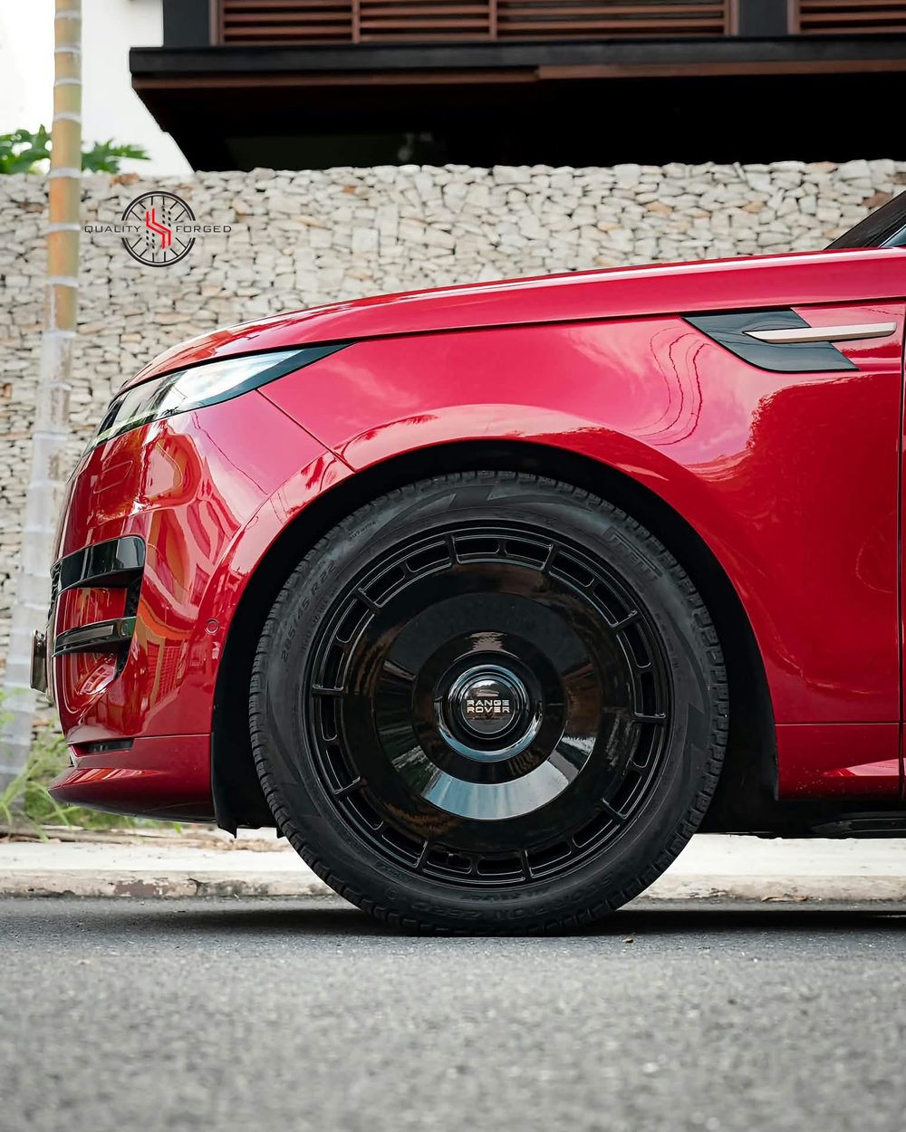 Mâm forged đen 22 inch trên Range Rover Sport