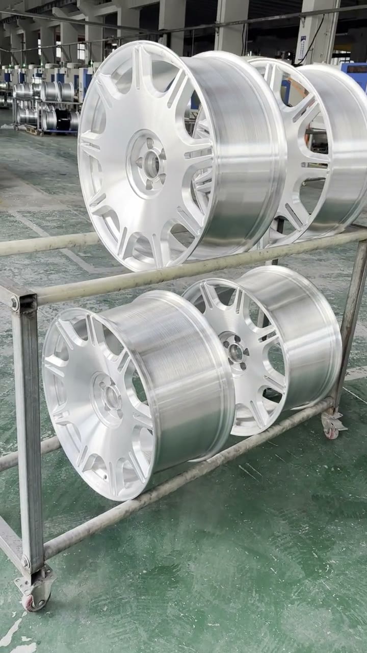 Mâm forged mặt xước (brushed) ngay sau khi phay CNC