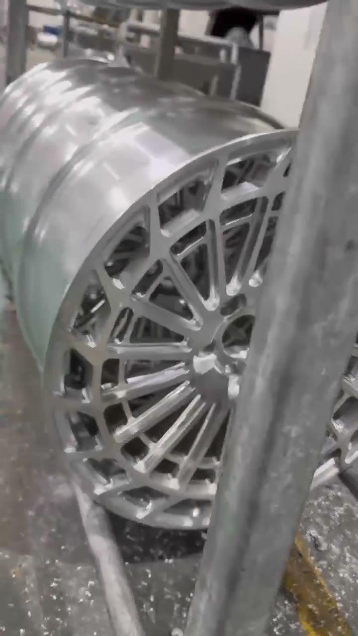 Mâm forged nan lưới (mesh) chờ hoàn thiện tại xưởng