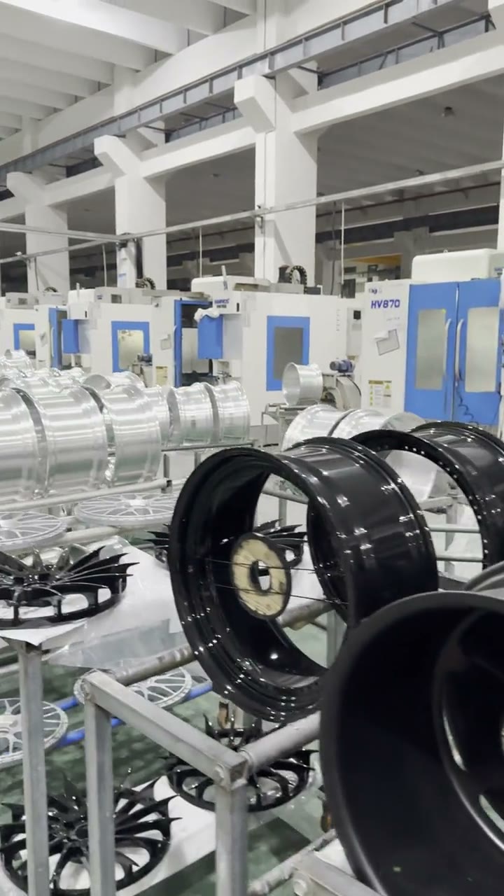 Nhà máy sản xuất mâm forged: dãy máy CNC, phôi vành và mâm thành phẩm