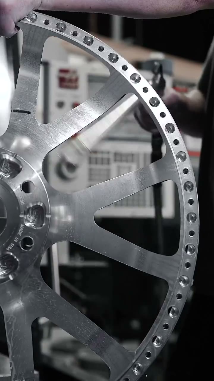 Từ khối nhôm rèn đến mâm forged bóng gương