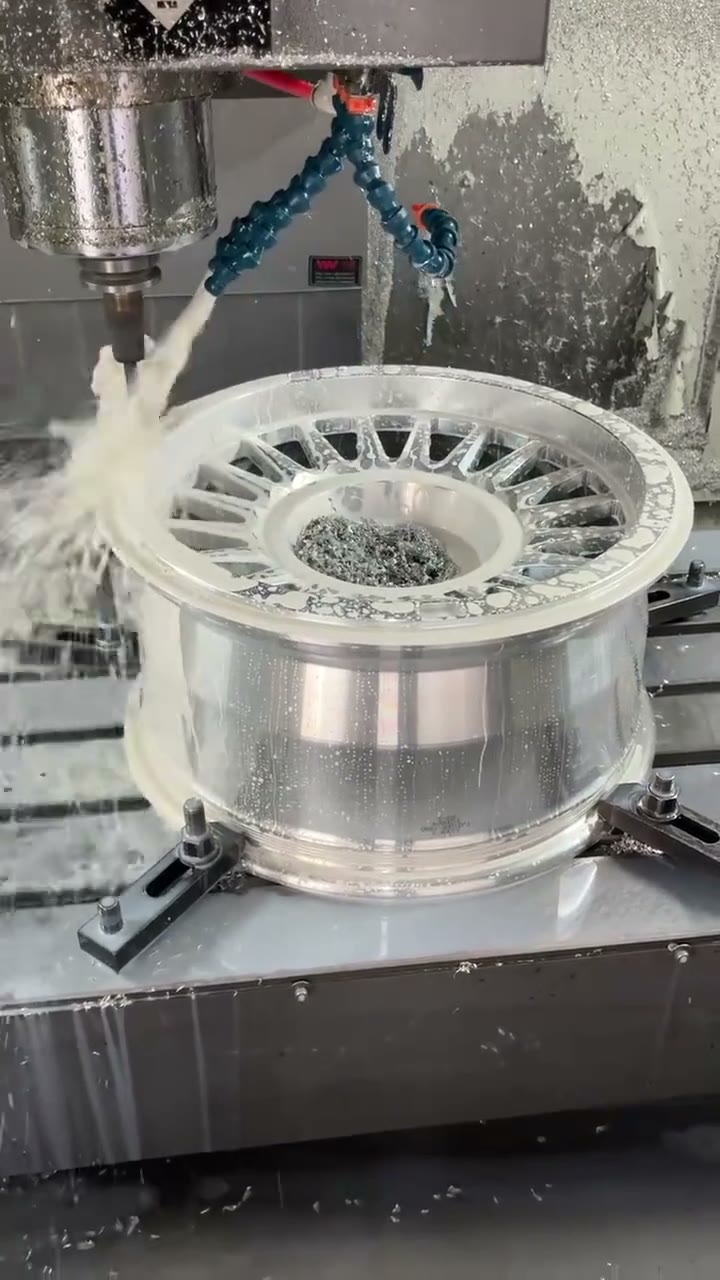 Mâm forged nan lưới vành sâu: phay CNC tại xưởng