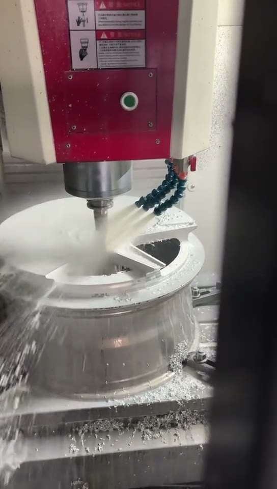 Mâm custom đo ni đóng giày: phay CNC mặt phôi rèn đầu tiên