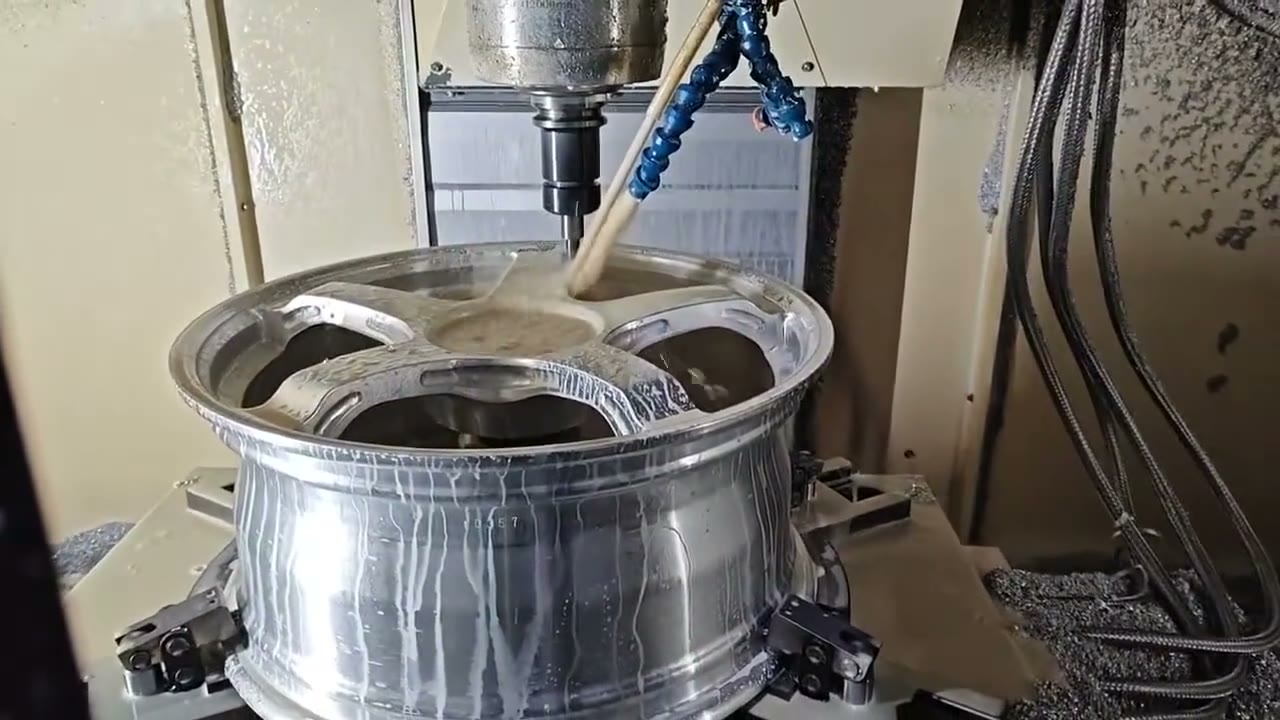 Phay CNC mặt nan mâm forged từ phôi rèn