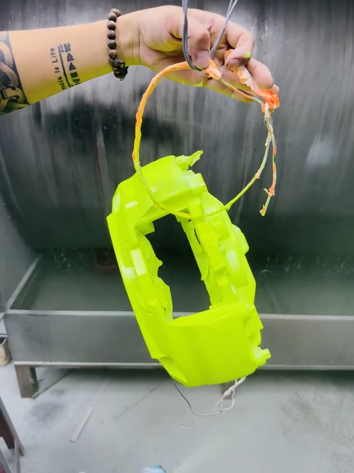 Sơn heo thắng màu vàng neon bằng sơn chịu nhiệt – quy trình đúng kỹ thuật